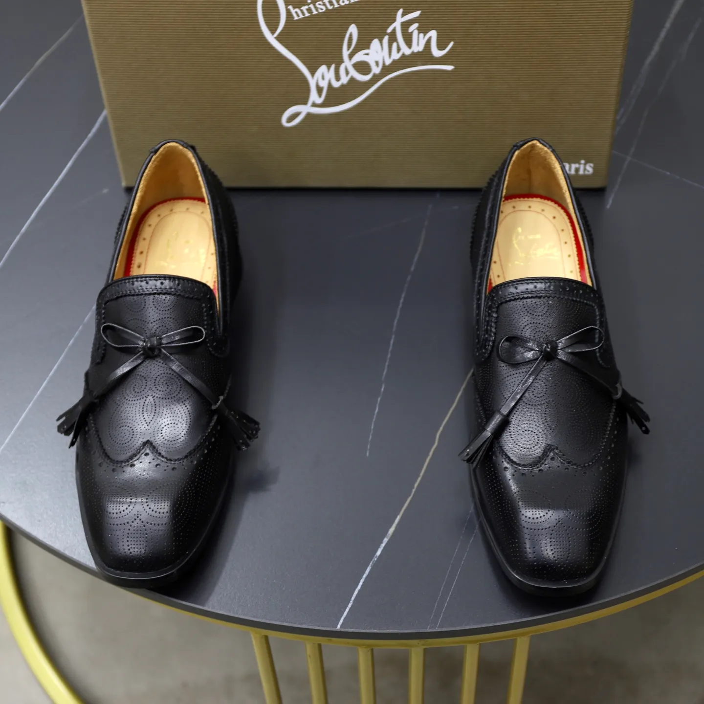 Ex-factory price: 680💰Christia*.Loubouti*🆑High-end men’s business formal leather shoes｜Classic red sole shoes｜Original imported first-layer cowhide｜Water-dyed cowhide lining｜Italian imported red rubber outsole｜High-end luxury｜Perfect interpretation of fashion, sunshine, style, suitable for various occasions Size: 38-44 (customized for 45, 46, 47)